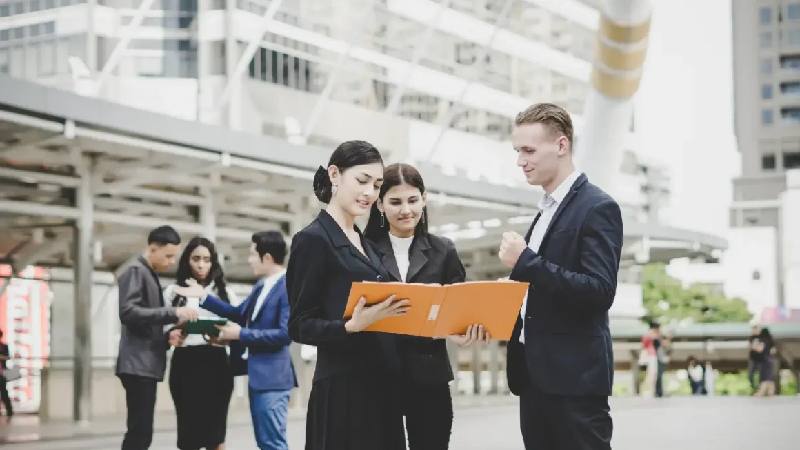 Navigating Career Transitions: How to Succeed in a Changing Professional Landscape